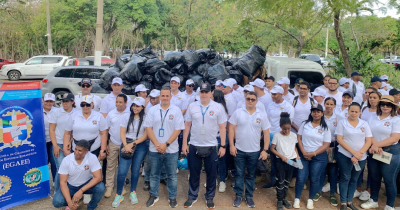 Maestrantes de la Universidad Nacional para la Defensa realizan jornada de limpieza en áreas verdes Parque Mirador Sur