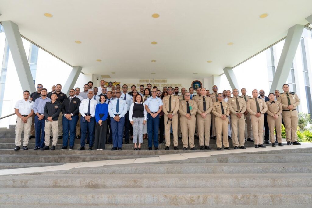 Cursantes del IX Diplomado de Ciberseguridad y Ciberdefensa visitan el C5i del MIDE.